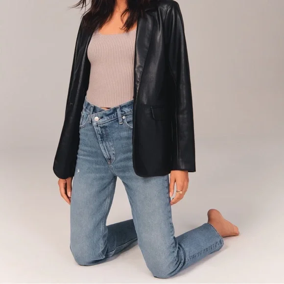 Abercrombie & Fitch The 90’s Straight Ultra High Rise Asymmetrical Jeans - Picture 3 of 11